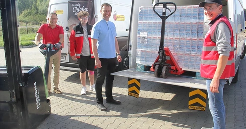 Hala zapełnia się dobrem