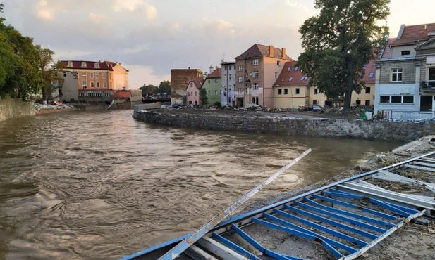 Papież apeluje o pomoc ofiarom powodzi 