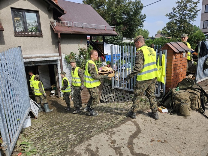 Kolejny dzień ciężkiej służby w walce z żywiołem