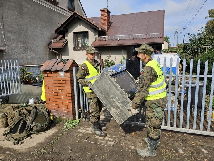 Kolejny dzień ciężkiej służby w walce z żywiołem