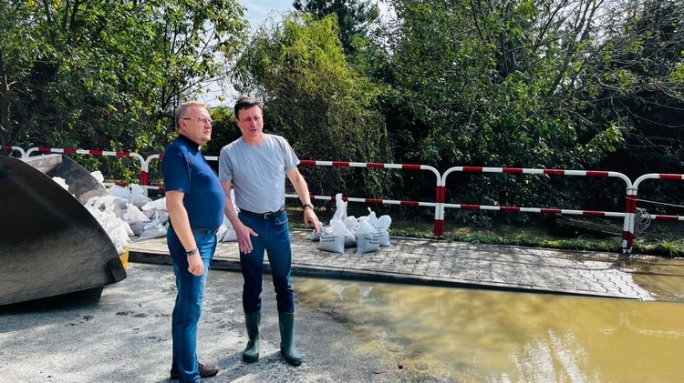 Ks. Robert Kurpios, dyrektor Caritas (z lewej) z ks. Jerzym Ryłko, proboszczerm parafii NMP Wspomożenia Wiernych w Czechowicach-Dziedzicach.