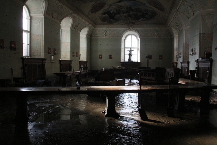 Klasztor i kościół franciszkanów w Kłodzku tuż po powodzi