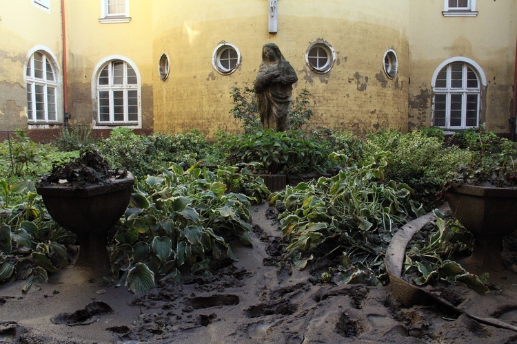 Klasztor i kościół franciszkanów w Kłodzku tuż po powodzi