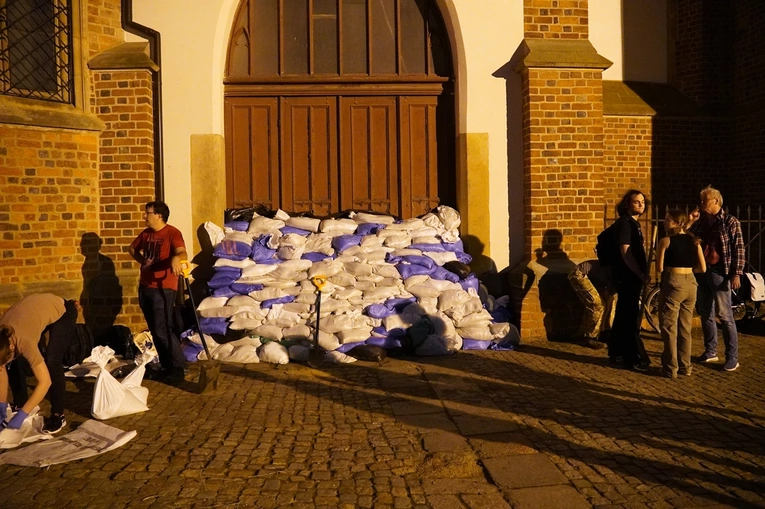 Ostrów Tumski przygotowuje się na falę powodziową