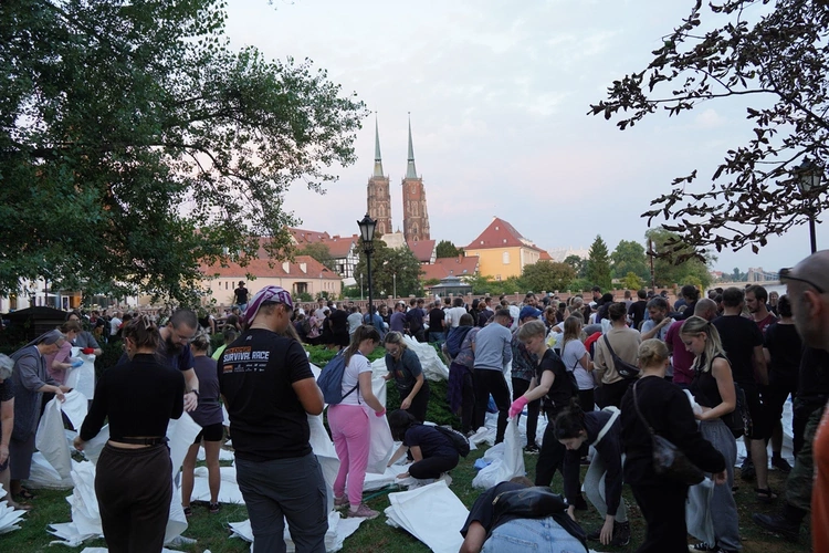 Ostrów Tumski przygotowuje się na falę powodziową