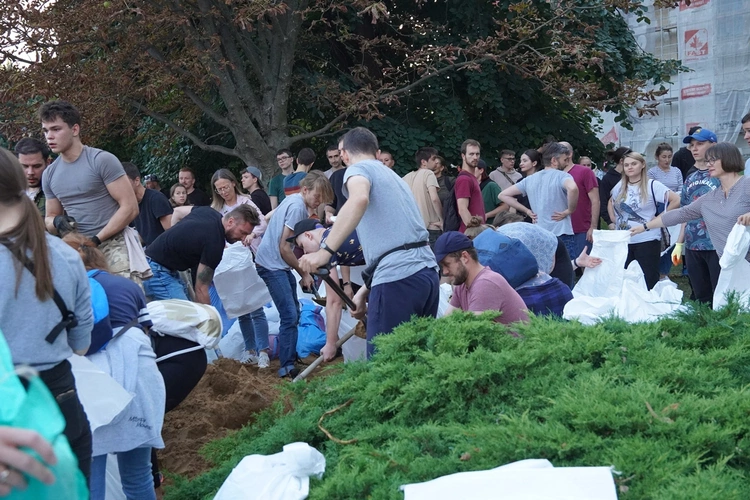 Ostrów Tumski przygotowuje się na falę powodziową