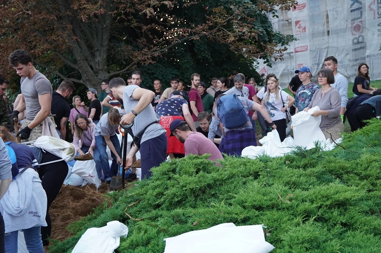 Ostrów Tumski przygotowuje się na falę powodziową