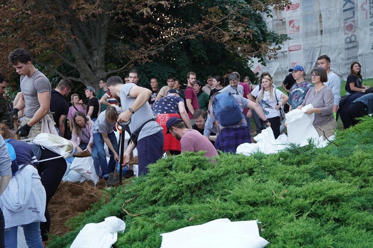 Ostrów Tumski przygotowuje się na falę powodziową