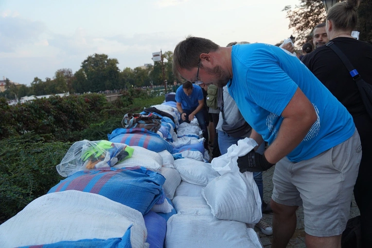 Ostrów Tumski przygotowuje się na falę powodziową