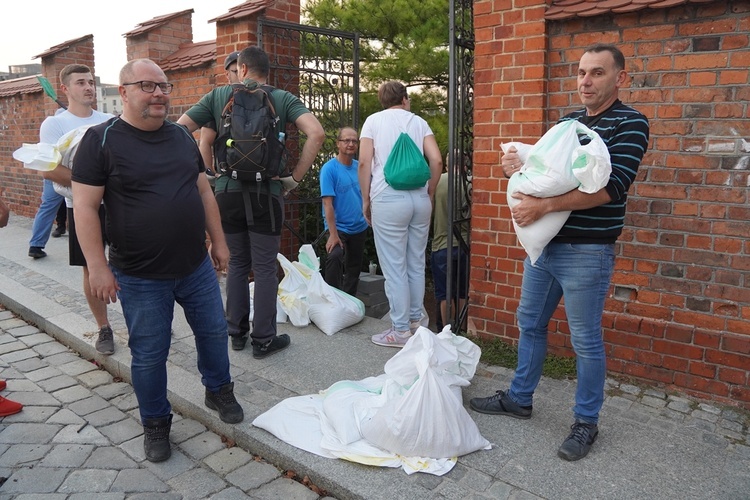 Ostrów Tumski przygotowuje się na falę powodziową