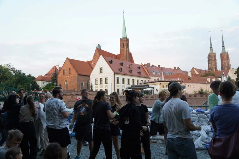 Ostrów Tumski przygotowuje się na falę powodziową