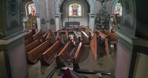 Zalane wnętrze świątyni.