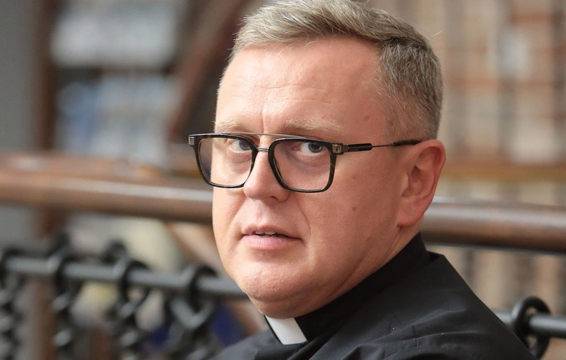 Ks. dr Włodzimierz Płatek SCJ teolog moralista, bioetyk; rzecznik prasowy Prowincji Polskiej Księży Sercanów. Absolwent Papieskiej Akademii Katolickiej w Krakowie i Katolickiego Uniwersytetu Lubelskiego. Wykładowca teologii moralnej i bioetyki w Wyższym Seminarium Misyjnym Księży Sercanów w Stadnikach.