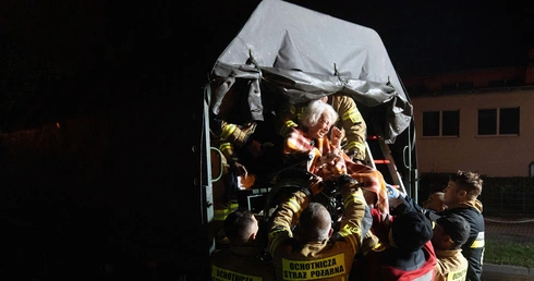 Ewakuacja pacjentów szpitala w Nysie.