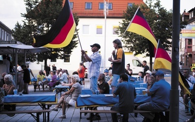 Zwolennicy partii Alternatywa dla Niemiec (AfD) podczas wiecu przed wyborami lokalnymi w Turyngii. AfD je tam wygrała, zdobywając prawie 33 proc. głosów.