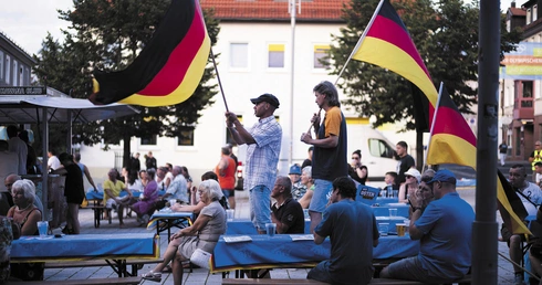 Zwolennicy partii Alternatywa dla Niemiec (AfD) podczas wiecu przed wyborami lokalnymi w Turyngii. AfD je tam wygrała, zdobywając prawie 33 proc. głosów.