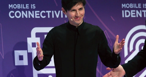 Aura tajemniczości, jaką roztacza wokół siebie Paweł Durow, w połączeniu z kontrowersjami wokół Telegrama sprawiły, że w mediach pojawiło się wiele teorii na temat przyczyn zatrzymania Rosjanina przez francuskie służby. 