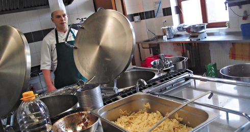 Z Dziełowej kuchni korzystają osoby doświadczające bezdomności i ubodzy krakowianie.