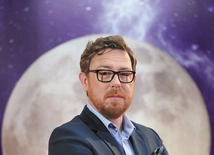 Książką „W metaforze” Tadeusz Dąbrowski zaprasza do swojej „duchowej spiżarni”.