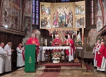 Bielscy duszpasterze przy ołtarzu w kościele św. Stanisława.