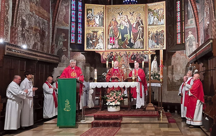 Bielscy duszpasterze przy ołtarzu w kościele św. Stanisława.