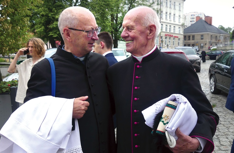 Zasłużony duszpasterz trzeźwości z Kamesznicy (z prawej) odwiedzi Wilkowice. Na zdjęciu z ks. Józefem Walusiakiem.