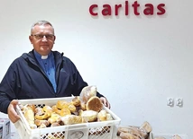 Ks. Robert Kurpios z kolejną porcją wypieków dla podopiecznych.