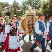 Jak co roku, w obchodach uczestniczyli mieszkańcy zaprzyjaźnionej z Trąbkami Wielkimi podkarpackiej gminy Leżajsk. Ich wieniec otrzymał nagrodę Jarosława Karnatha, starosty gdańskiego.