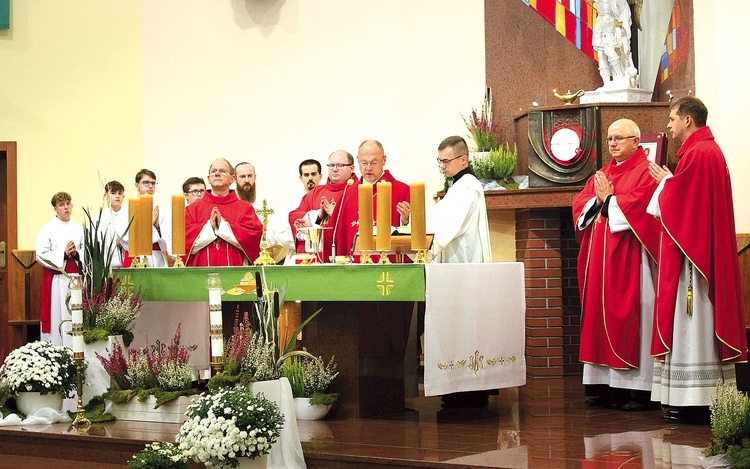 Biskup gliwicki przewodniczył Mszy św. w zabrzańskim kościele św. Wojciecha.