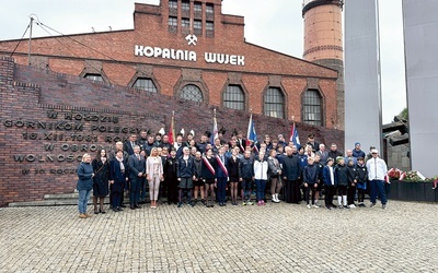 Delegacje władz i duchowieństwa wraz z biegaczami. 