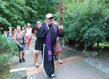 O. Kamil wprowadził grupę do sanktuarium Matki Bożej. 