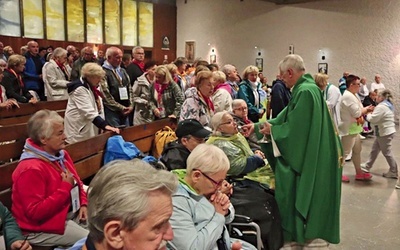 Centralnym punktem każdego dnia była Eucharystia.