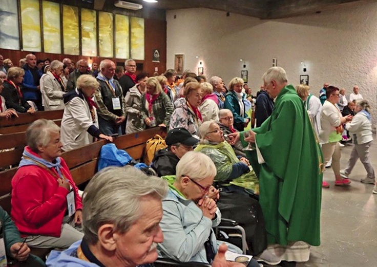 Centralnym punktem każdego dnia była Eucharystia.