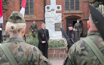 Podczas uroczystości miały miejsce przemówienia, modlitwa, apel poległych, złożenie kwiatów.