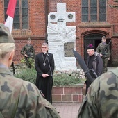 Podczas uroczystości miały miejsce przemówienia, modlitwa, apel poległych, złożenie kwiatów.