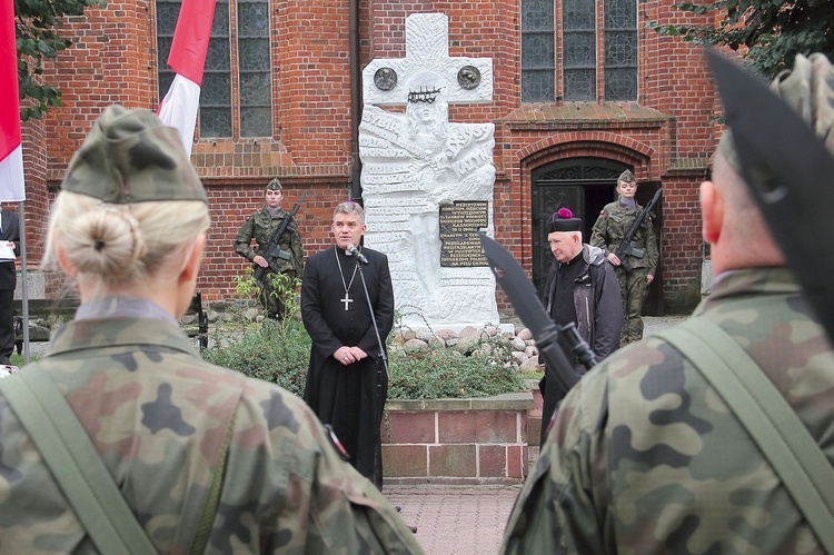 Podczas uroczystości miały miejsce przemówienia, modlitwa, apel poległych, złożenie kwiatów.