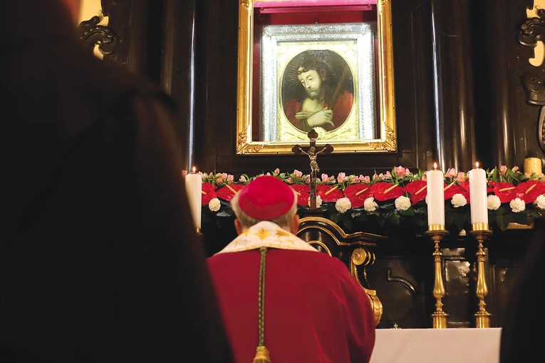 Słynący łaskami obraz został tu uroczyście wniesiony  2 sierpnia 1686 roku.