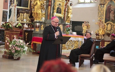 Biskup Waldemar Musioł zachęcał do szukania nieoczywistych odpowiedzi.