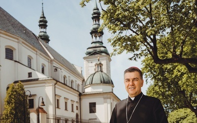 Urodził się w Łowiczu, w tutejszej katedrze przyjął wszystkie sakramenty. 