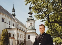Urodził się w Łowiczu, w tutejszej katedrze przyjął wszystkie sakramenty. 