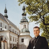 Urodził się w Łowiczu, w tutejszej katedrze przyjął wszystkie sakramenty. 