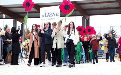 Barwna parada, będąca nieodłącznym elementem SŚKOW, w tym roku zaangażowała 57 grup, w tym uczniów skierniewickiego „klasyka”.