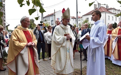 	Po Eucharystii jej uczestnicy udali się pod pomnik świętego w parku miejskim, gdzie odmówiono modlitwę i złożono kwiaty.