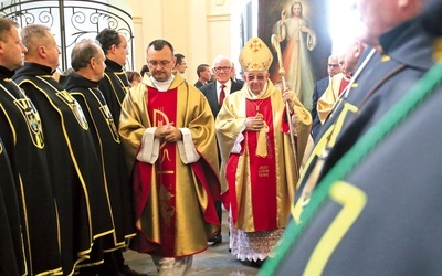 	Parafianie i Rycerze Jana Pawła II powitali wizerunek Chrystusa w świątyni.