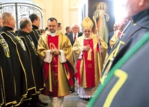 	Parafianie i Rycerze Jana Pawła II powitali wizerunek Chrystusa w świątyni.