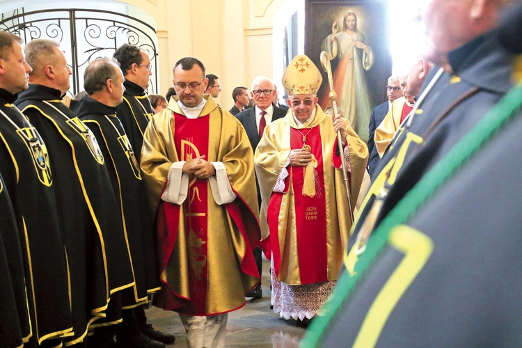 	Parafianie i Rycerze Jana Pawła II powitali wizerunek Chrystusa w świątyni.