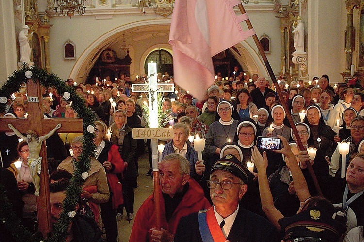 	Bazylika pękała w szwach.