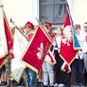 	Poczty szkolne w trakcie uroczystości.