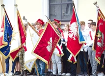 	Poczty szkolne w trakcie uroczystości.