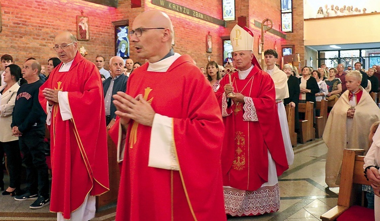 	Relikwiarz wniósł bp Marek Solarczyk.